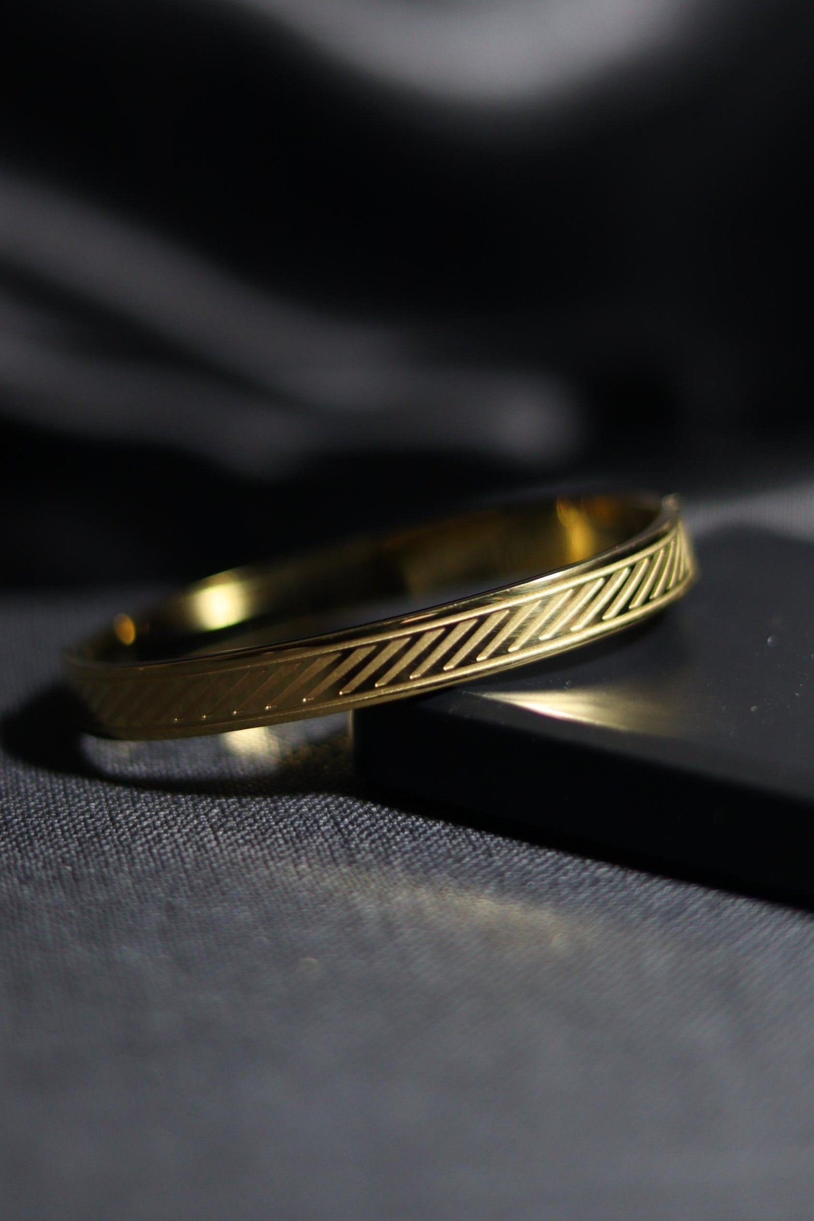 Engraved Diagonal Stripe Pattern 2